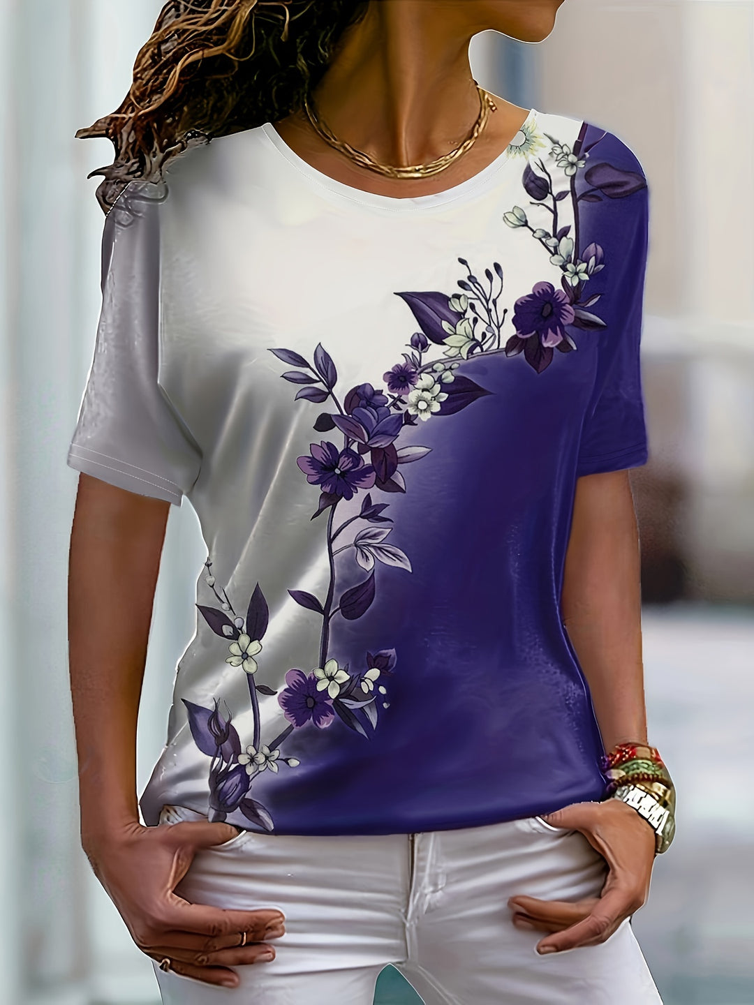 Lisanne - Round Neck T-shirt with Floral Print and Color Combination