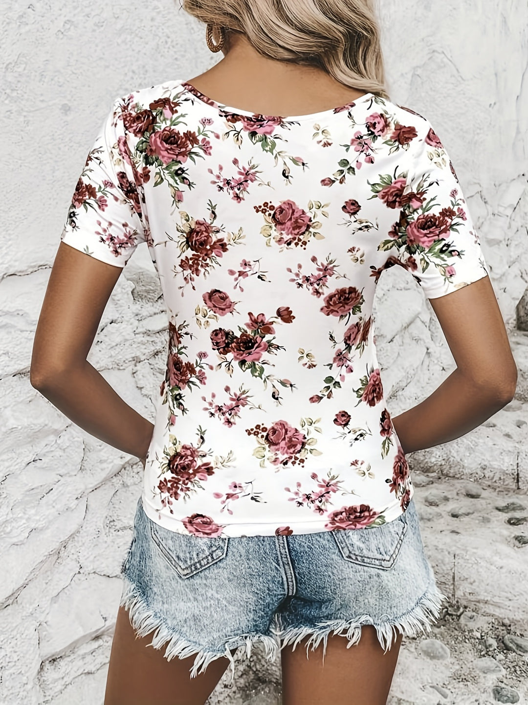 Elvira - Elegant T-shirt with floral print and round neck