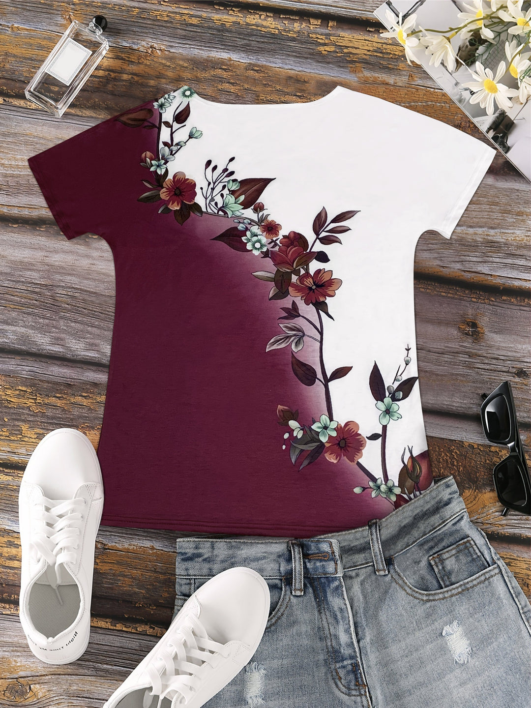 Lisanne - Round Neck T-shirt with Floral Print and Color Combination