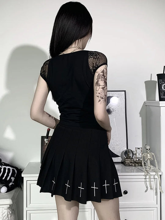 Lilith - Gothic Bodycon T-Shirt met Kant