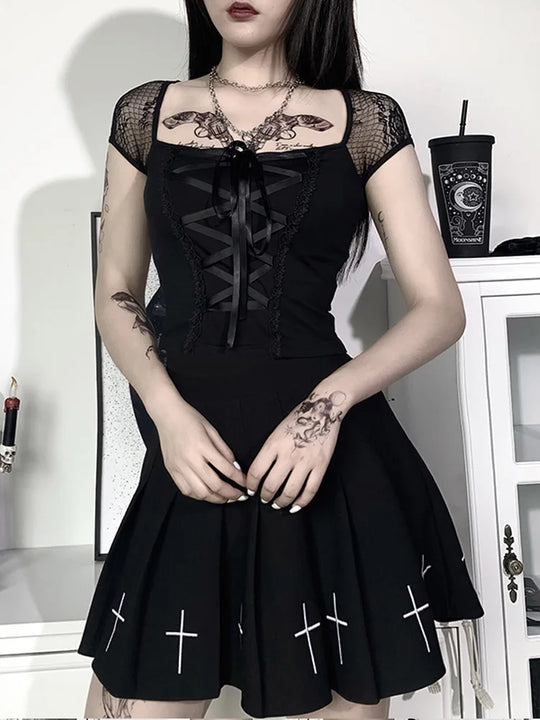 Lilith - Gothic Bodycon T-Shirt met Kant