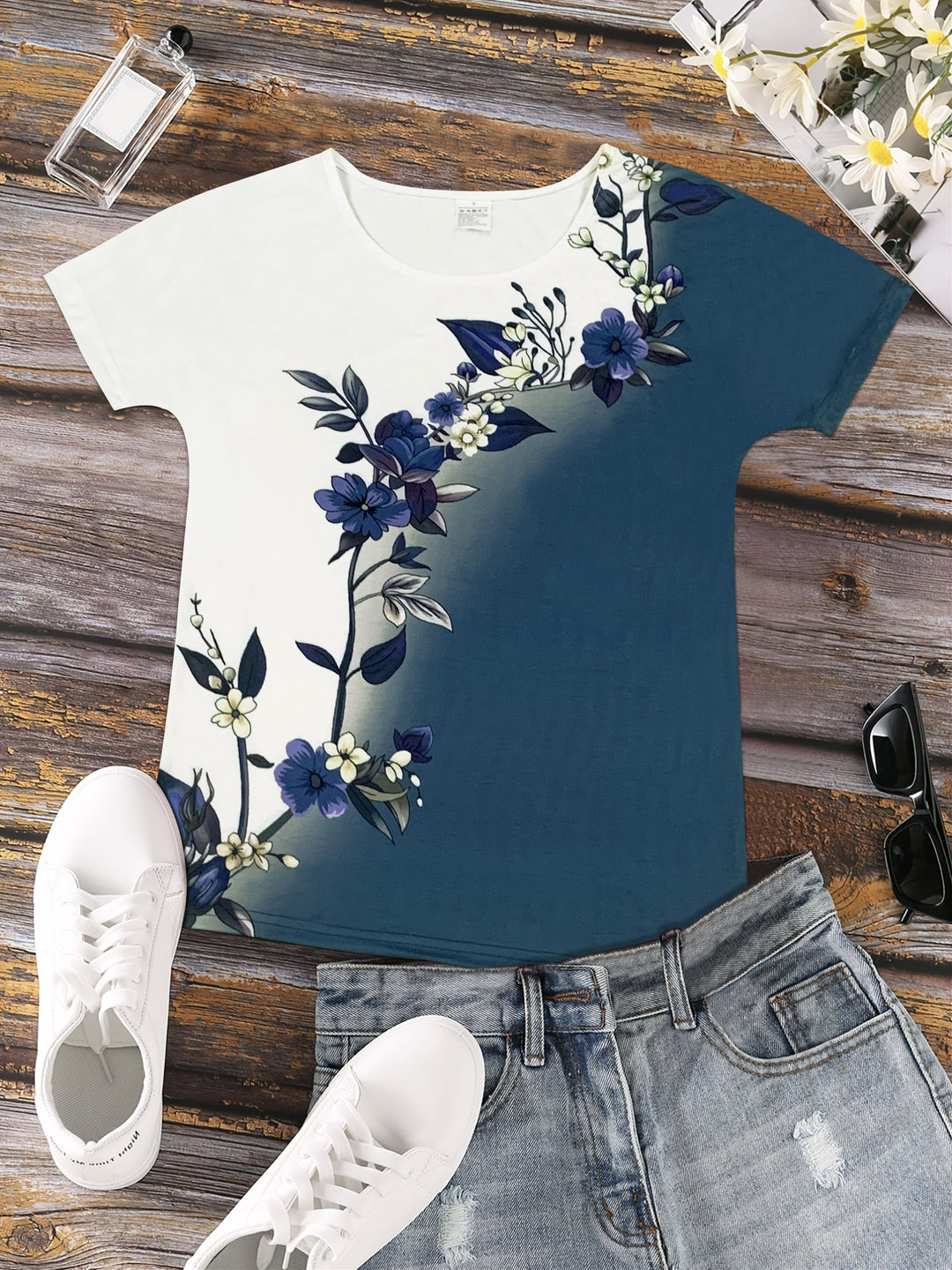 Lisanne - Round Neck T-shirt with Floral Print and Color Combination