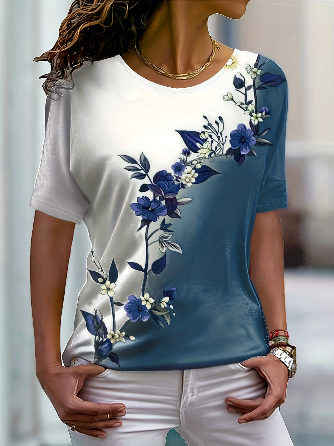 Lisanne - Round Neck T-shirt with Floral Print and Color Combination