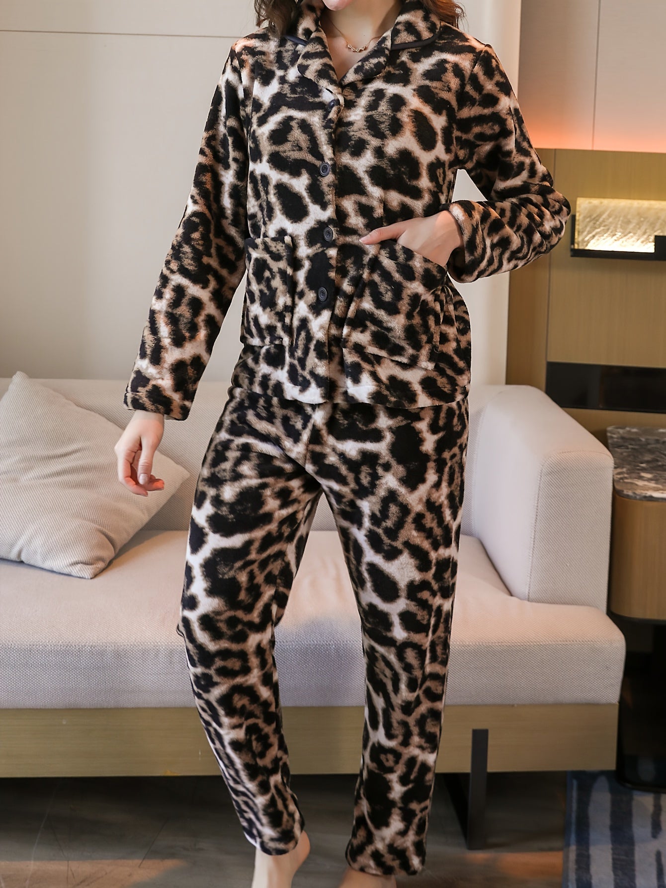Sanne - Luipaardprint Flanel Pyjamaset Met Revers