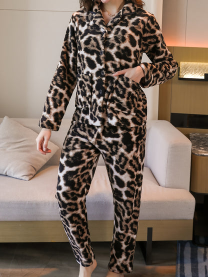 Sanne - Luipaardprint Flanel Pyjamaset Met Revers